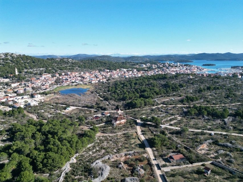 Prostrano zemljište u Jezerima na otoku Murteru