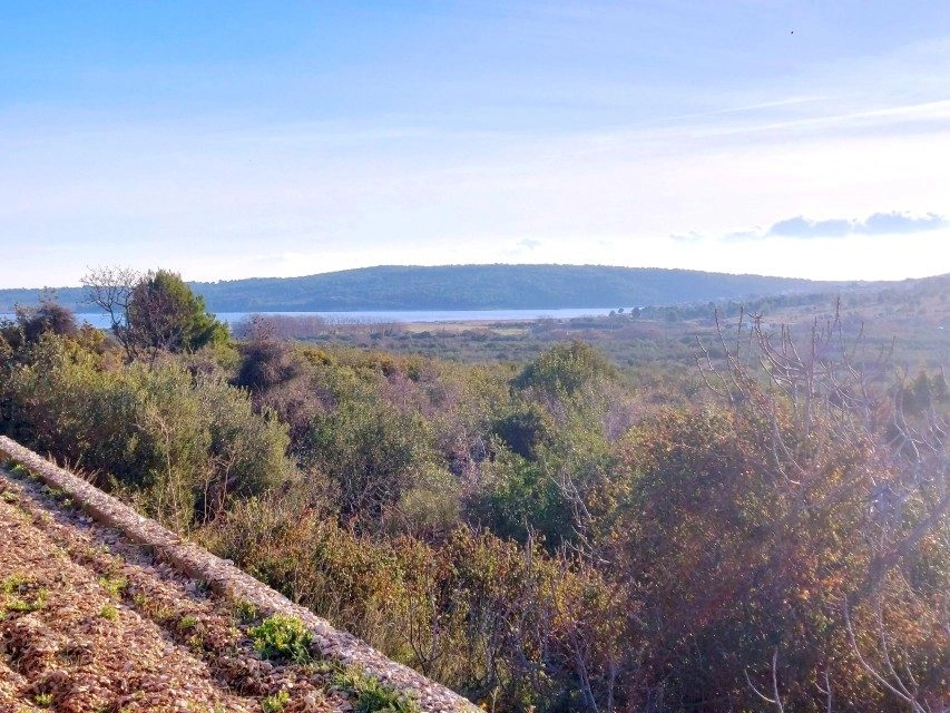 Baugrundstück bei Šibenik, 2250 m², mit Meerblick