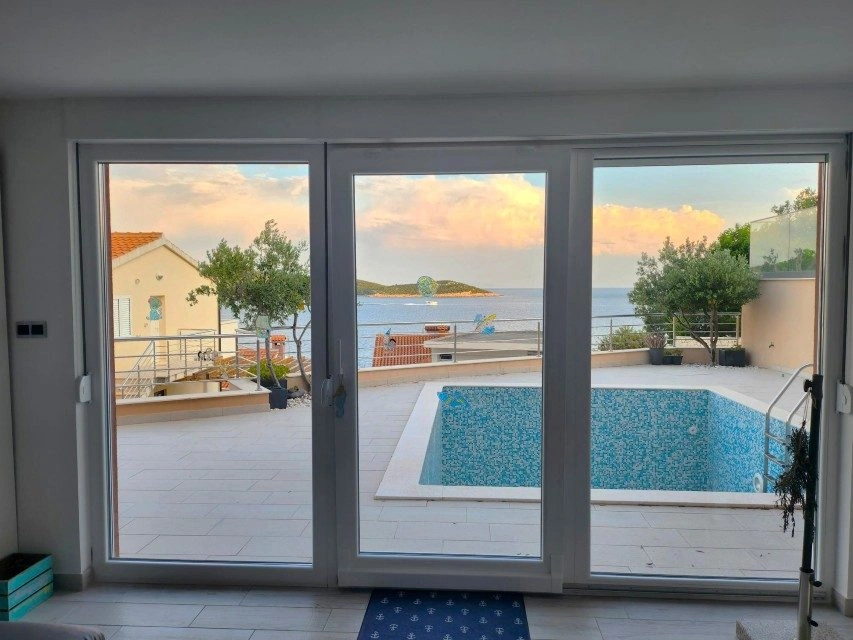 Villa Trogir mit Swimmingpool, 50 m vom Meer entfernt