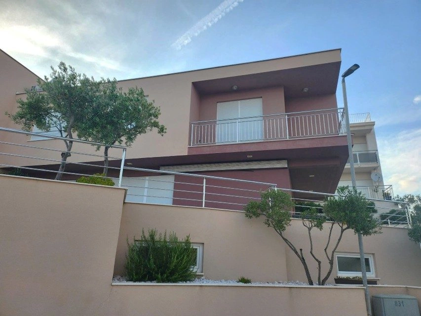 Villa Trogir mit Swimmingpool, 50 m vom Meer entfernt