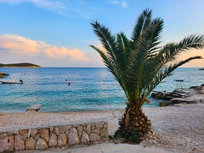 Villa Trogir mit Swimmingpool, 50 m vom Meer entfernt