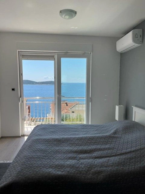 Villa Trogir mit Swimmingpool, 50 m vom Meer entfernt