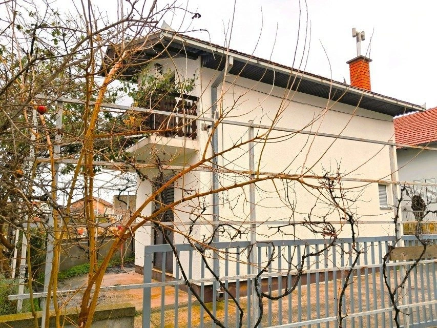 Haus zum Verkauf in ruhiger Lage in Tribunj