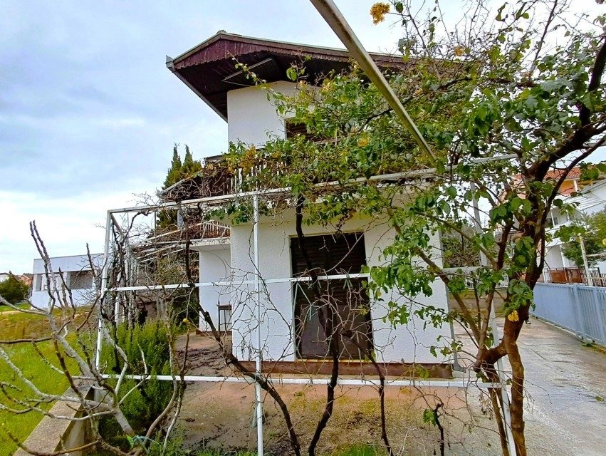 Haus zum Verkauf in ruhiger Lage in Tribunj