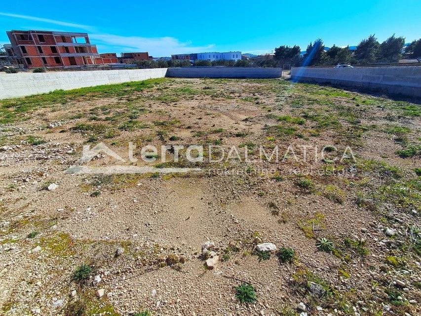 VODICE – Baugrundstück mit gültiger Baugenehmigung und Projekt für ein modernes Haus mit Swimmingpool