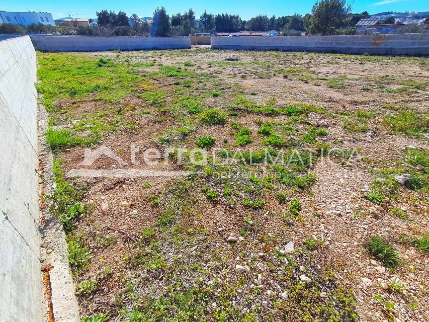 VODICE – Baugrundstück mit gültiger Baugenehmigung und Projekt für ein modernes Haus mit Swimmingpool