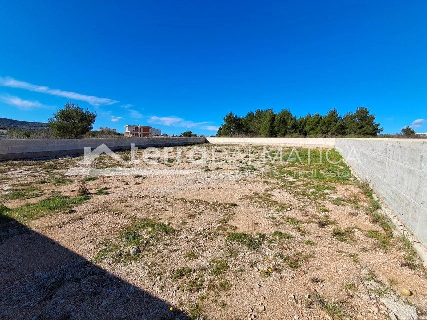 VODICE – Baugrundstück mit gültiger Baugenehmigung und Projekt für ein modernes Haus mit Swimmingpool