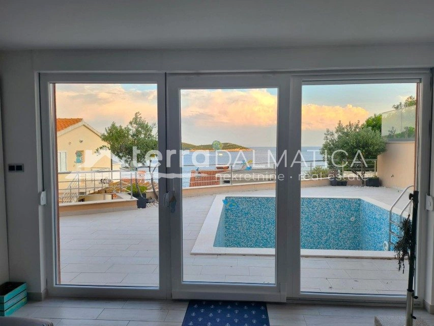 Moderna vila, Trogir – bazen, 50 m od mora