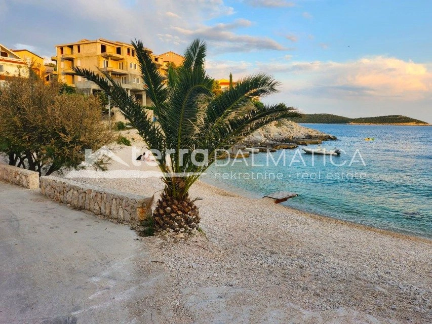 Moderna vila, Trogir – bazen, 50 m od mora