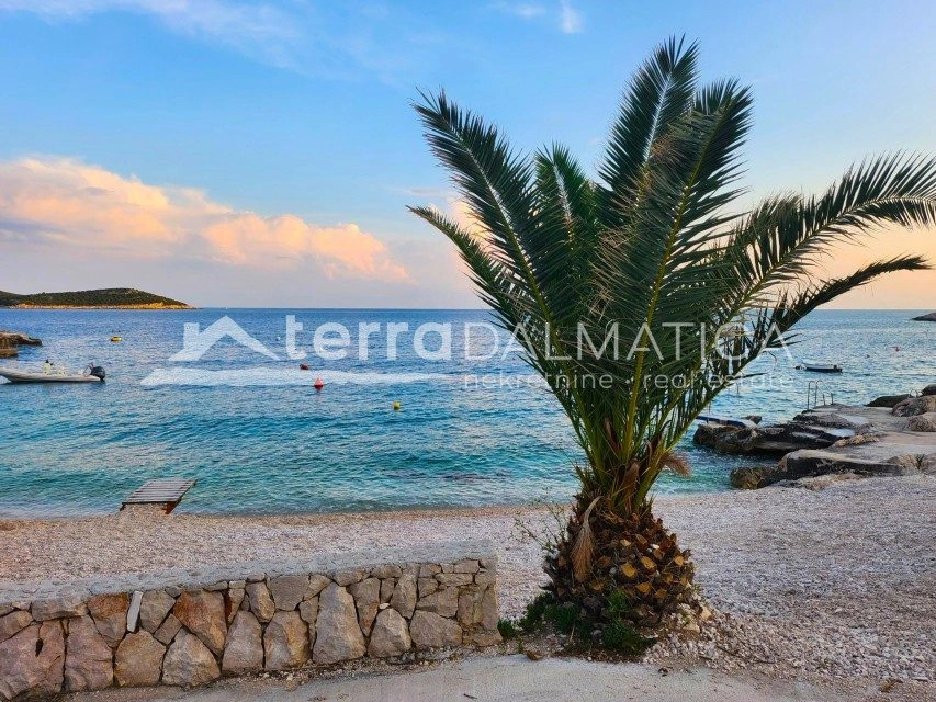 Moderna vila, Trogir – bazen, 50 m od mora