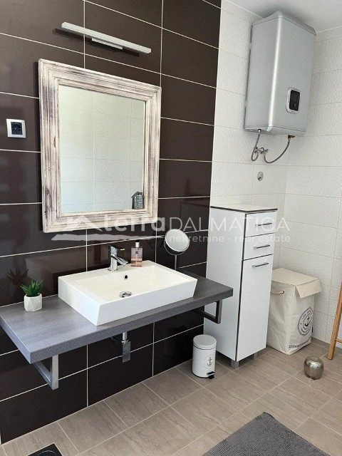 Moderna vila, Trogir – bazen, 50 m od mora