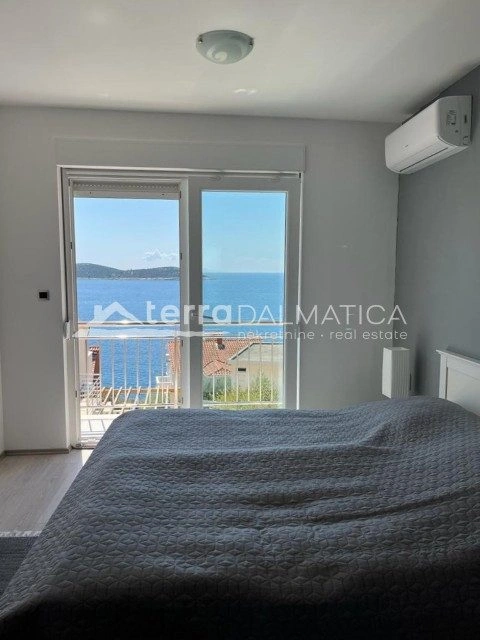 Moderna vila, Trogir – bazen, 50 m od mora
