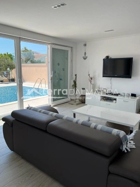 Moderna vila, Trogir – bazen, 50 m od mora