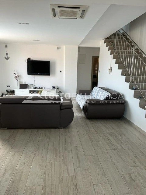 Moderna vila, Trogir – bazen, 50 m od mora