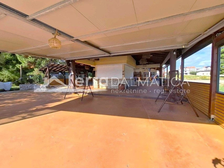 Gut etabliertes Restaurant mit Strandbar – Strand, bereit für die Saison