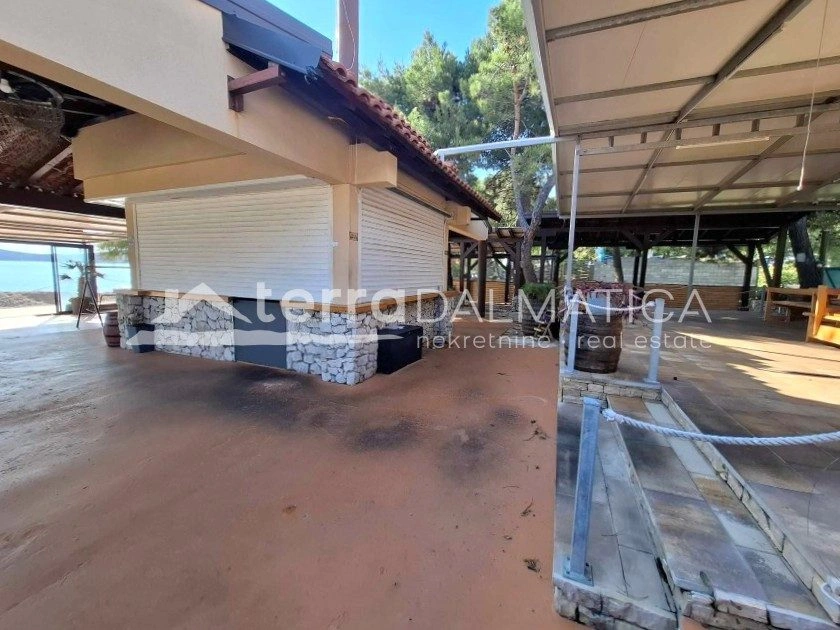 Gut etabliertes Restaurant mit Strandbar – Strand, bereit für die Saison