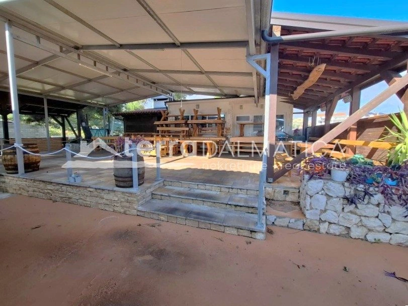 Gut etabliertes Restaurant mit Strandbar – Strand, bereit für die Saison