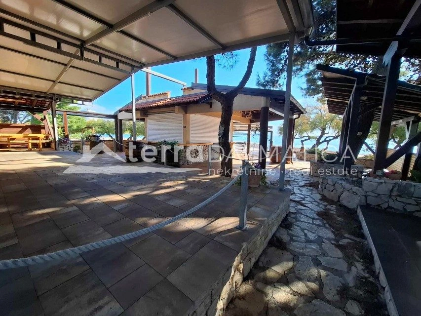 Gut etabliertes Restaurant mit Strandbar – Strand, bereit für die Saison