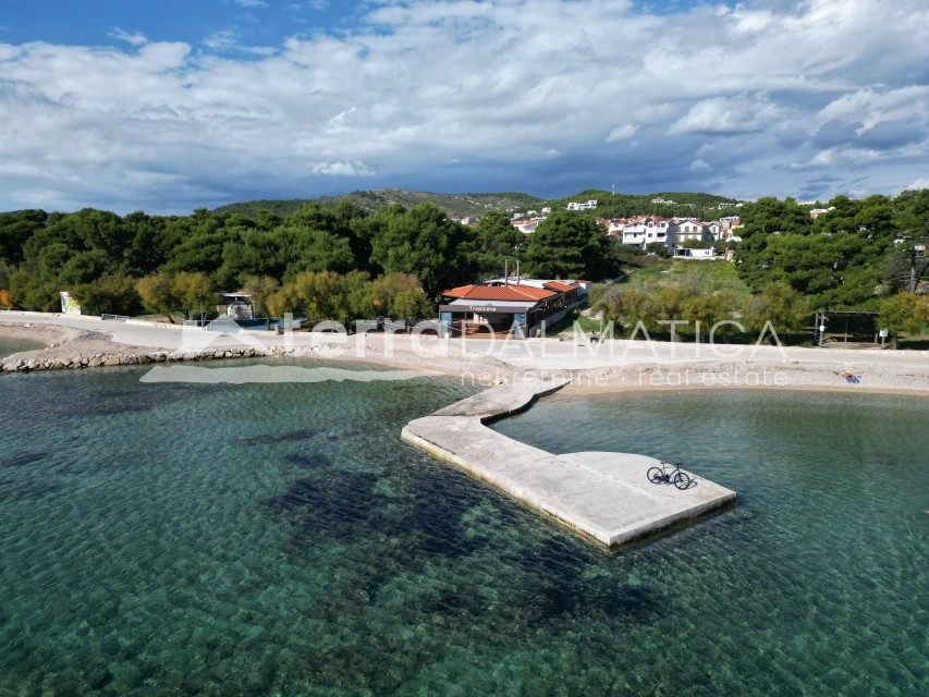 Gut etabliertes Restaurant mit Strandbar – Strand, bereit für die Saison