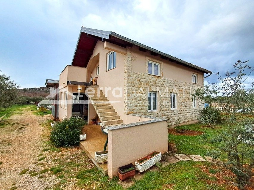 Ferienhaus 100 m², Vodice – 5.700 m² Grundstück