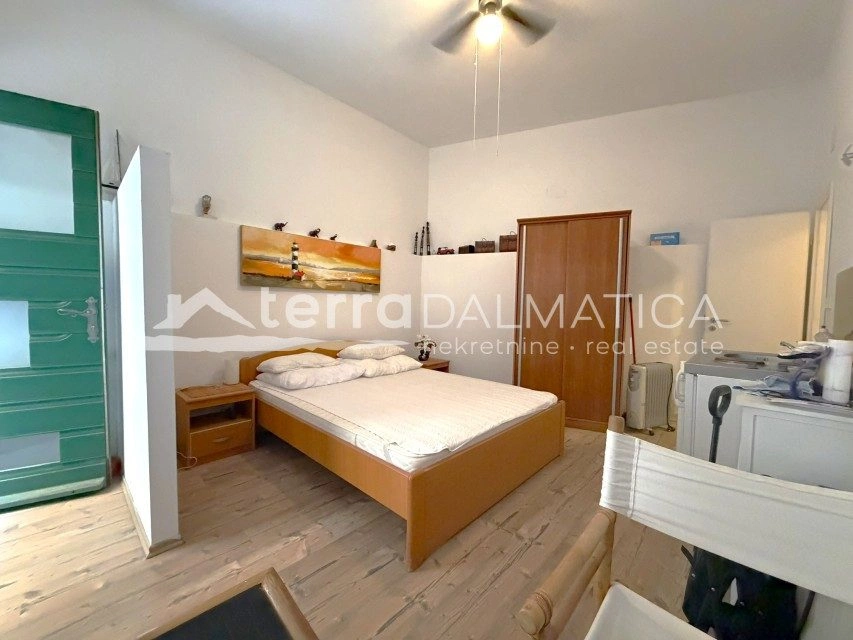 Steinhaus mit separater Wohnung, Šibenik – 50 m vom Meer entfernt