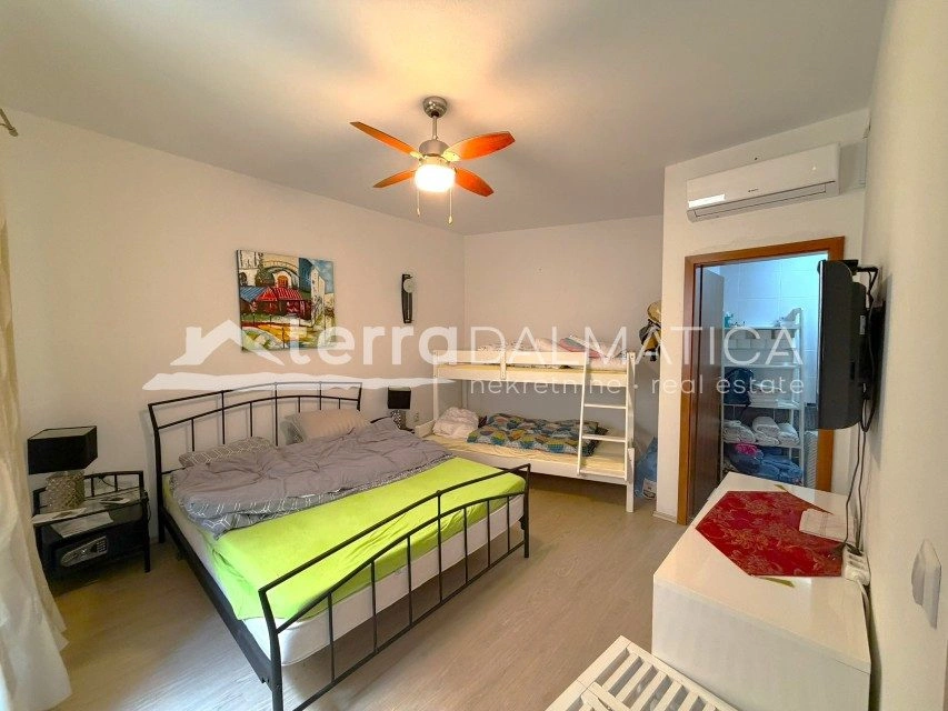 Steinhaus mit separater Wohnung, Šibenik – 50 m vom Meer entfernt