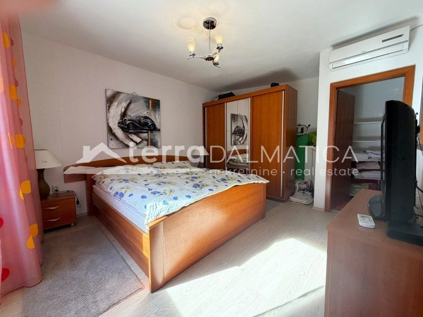 Steinhaus mit separater Wohnung, Šibenik – 50 m vom Meer entfernt