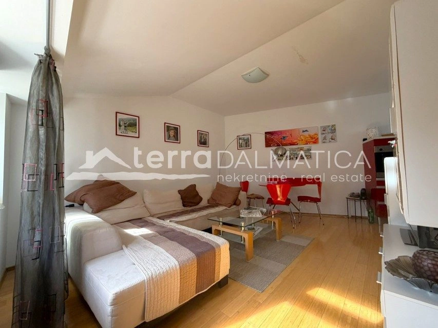 Steinhaus mit separater Wohnung, Šibenik – 50 m vom Meer entfernt