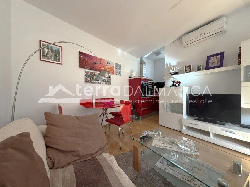 Steinhaus mit separater Wohnung, Šibenik – 50 m vom Meer entfernt