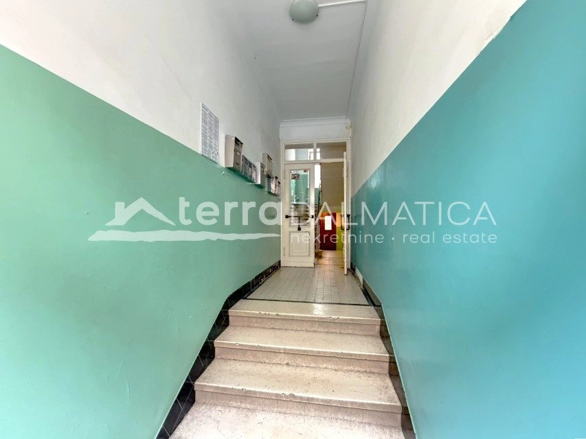 Dreizimmerwohnung im Zentrum von Šibenik – 114 m², Garage