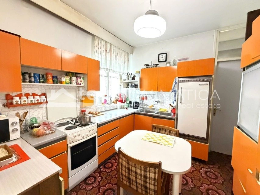 Dreizimmerwohnung im Zentrum von Šibenik – 114 m², Garage