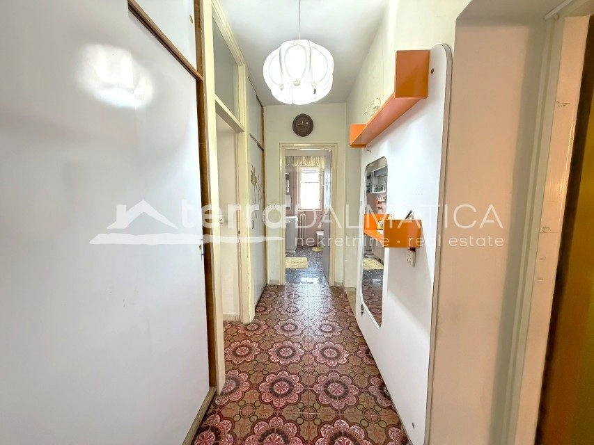 Dreizimmerwohnung im Zentrum von Šibenik – 114 m², Garage