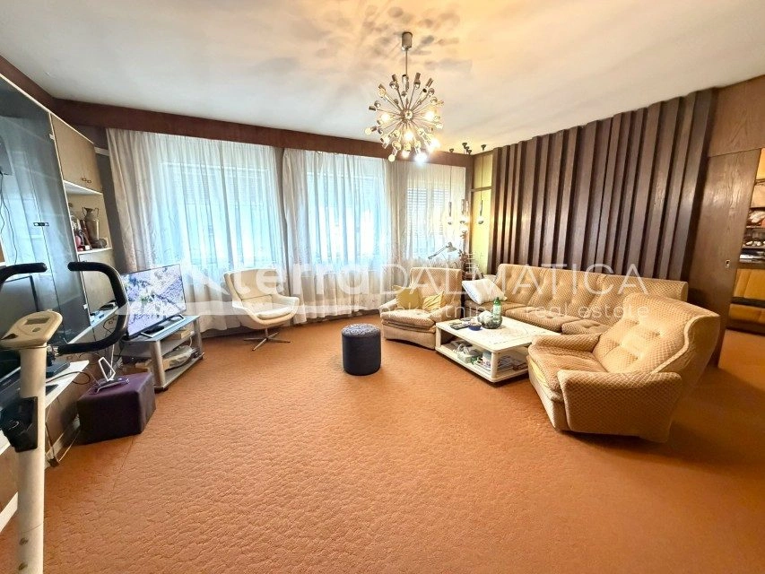 Dreizimmerwohnung im Zentrum von Šibenik – 114 m², Garage