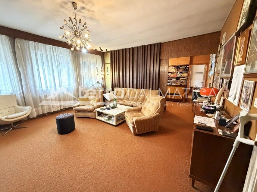 Dreizimmerwohnung im Zentrum von Šibenik – 114 m², Garage