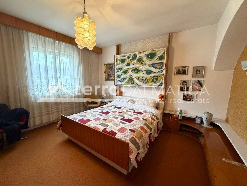 Dreizimmerwohnung im Zentrum von Šibenik – 114 m², Garage