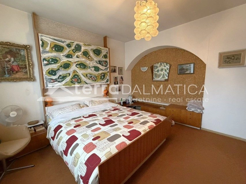 Dreizimmerwohnung im Zentrum von Šibenik – 114 m², Garage