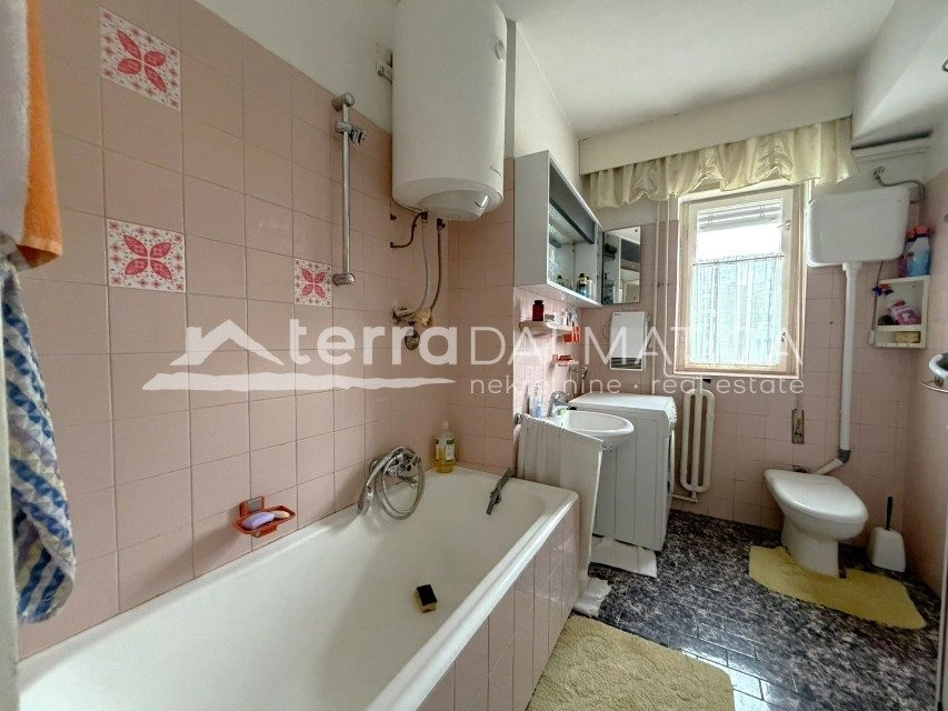 Dreizimmerwohnung im Zentrum von Šibenik – 114 m², Garage