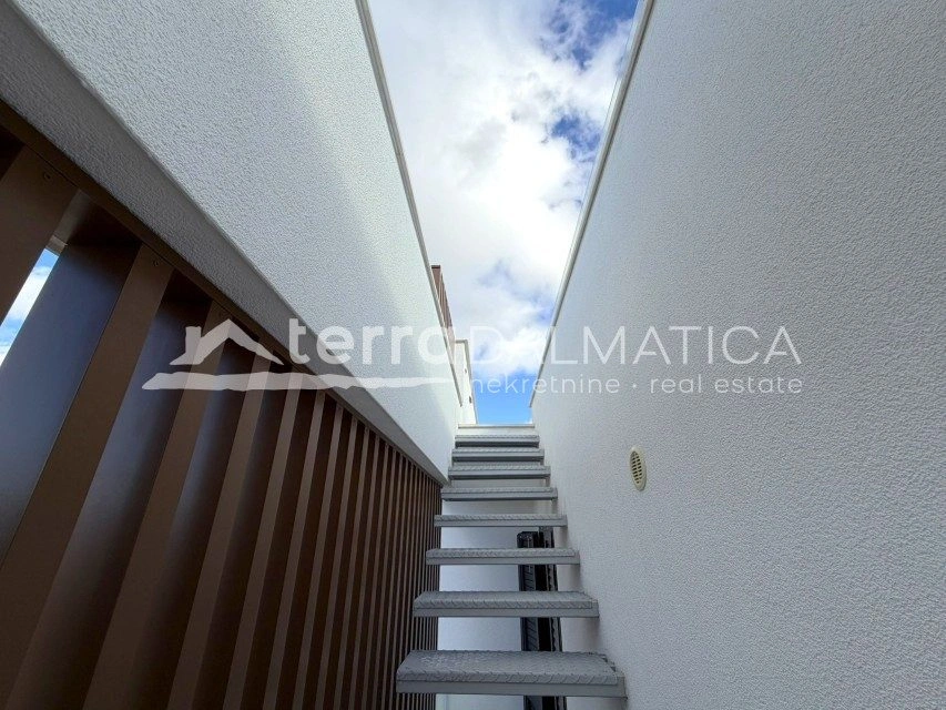 Projekt modernih stanova u Vodicama – tri zgrade s dvorištima i krovnim terasama