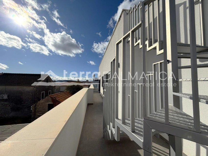 Projekt modernih stanova u Vodicama – tri zgrade s dvorištima i krovnim terasama