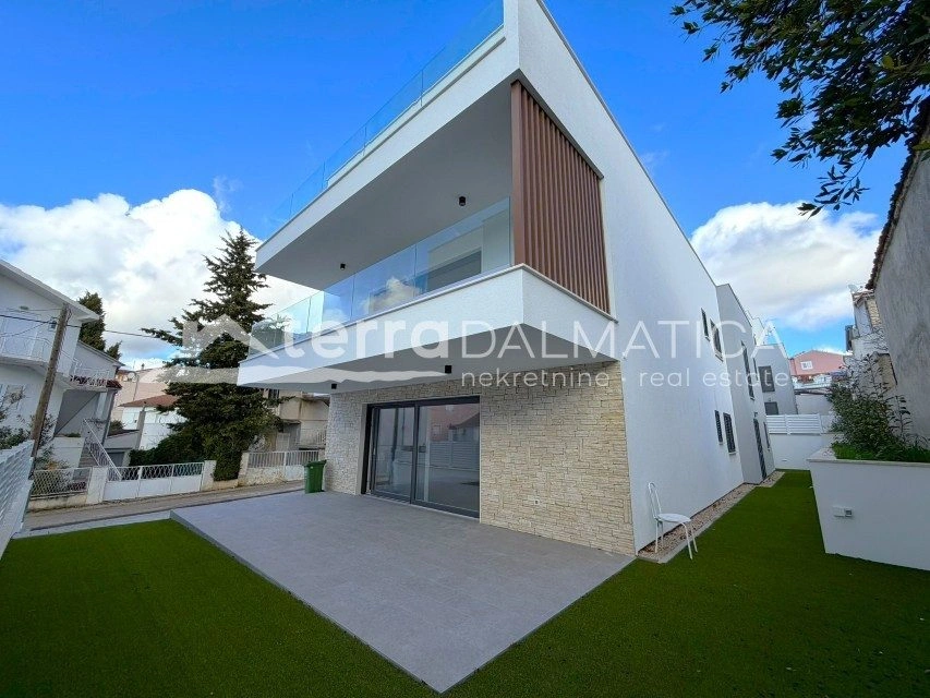 Projekt modernih stanova u Vodicama – tri zgrade s dvorištima i krovnim terasama