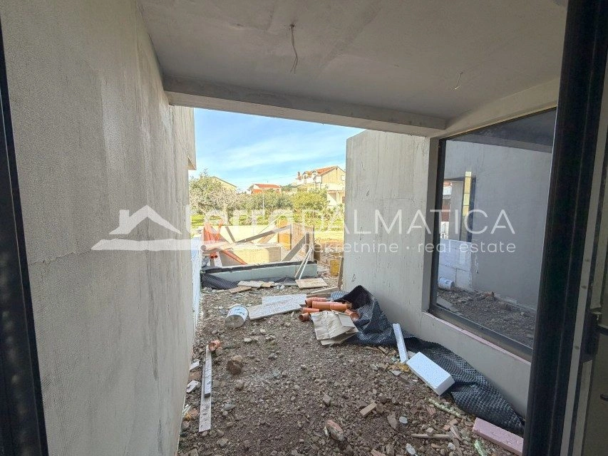 Moderne Villa in Tribunj – in Meeresnähe, mit Swimmingpool und Garten