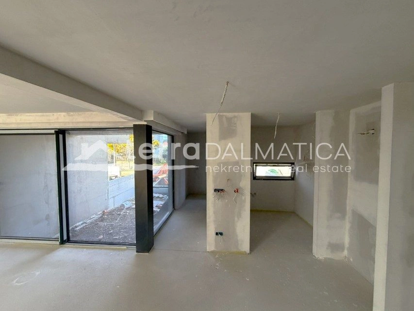 Moderne Villa in Tribunj – in Meeresnähe, mit Swimmingpool und Garten