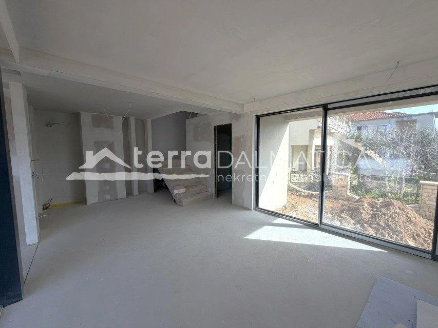 Srima – Moderní dvojdomek s bazénem, ​​garáží a střešní terasou