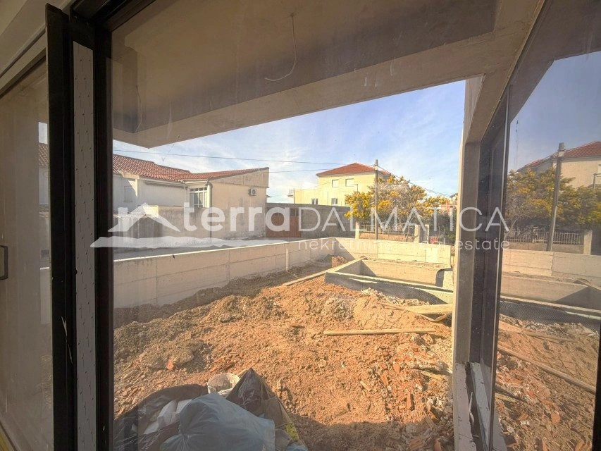 Srima – Moderní dvojdomek s bazénem, ​​garáží a střešní terasou