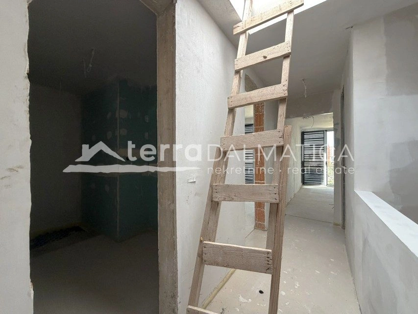 Srima – Moderní dvojdomek s bazénem, ​​garáží a střešní terasou