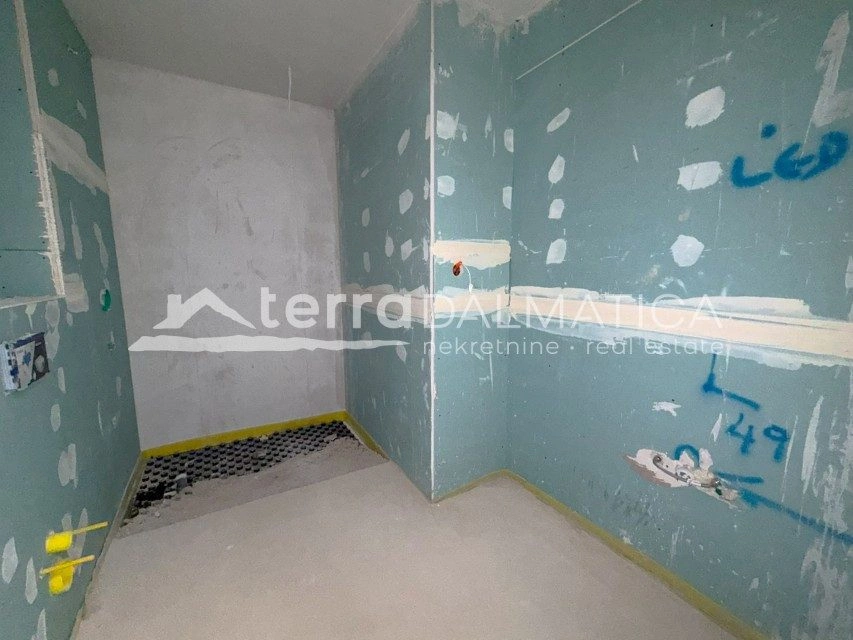 Srima – Moderní dvojdomek s bazénem, ​​garáží a střešní terasou