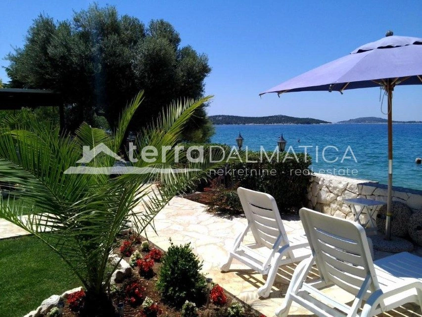 Apartmentvilla mit 7 Wohneinheiten und Gebäude, Žaborić – erste Reihe zum Meer