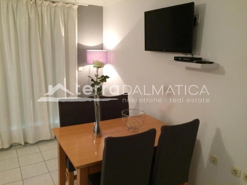 Apartmentvilla mit 7 Wohneinheiten und Gebäude, Žaborić – erste Reihe zum Meer