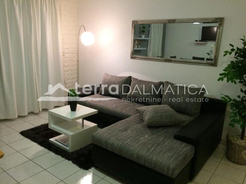 Apartmentvilla mit 7 Wohneinheiten und Gebäude, Žaborić – erste Reihe zum Meer