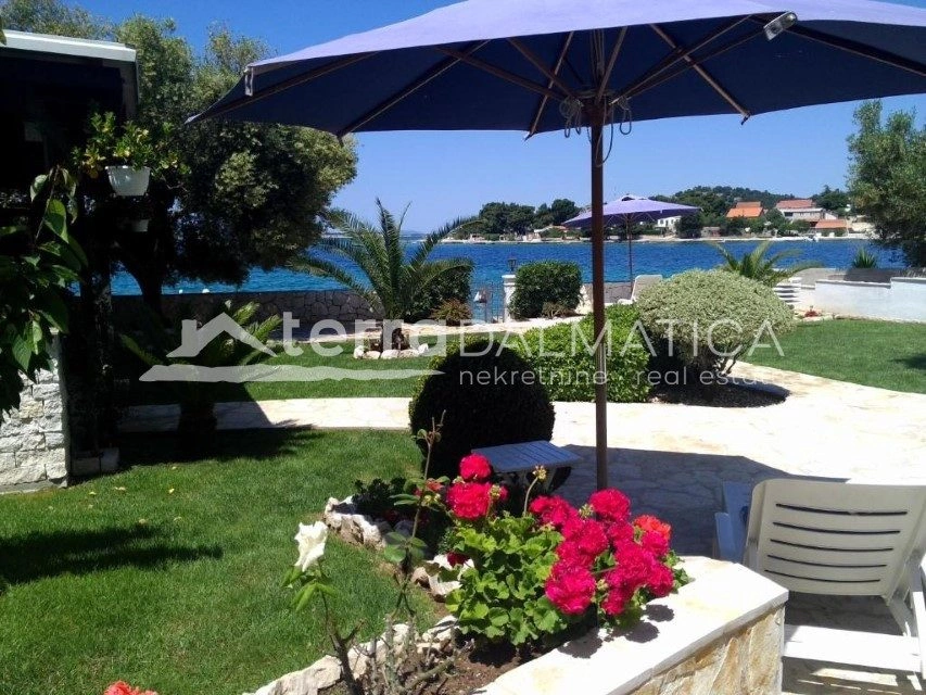 Apartmentvilla mit 7 Wohneinheiten und Gebäude, Žaborić – erste Reihe zum Meer